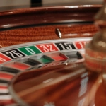 Рулетка в казино с крутящимся колесом и фишками на столе